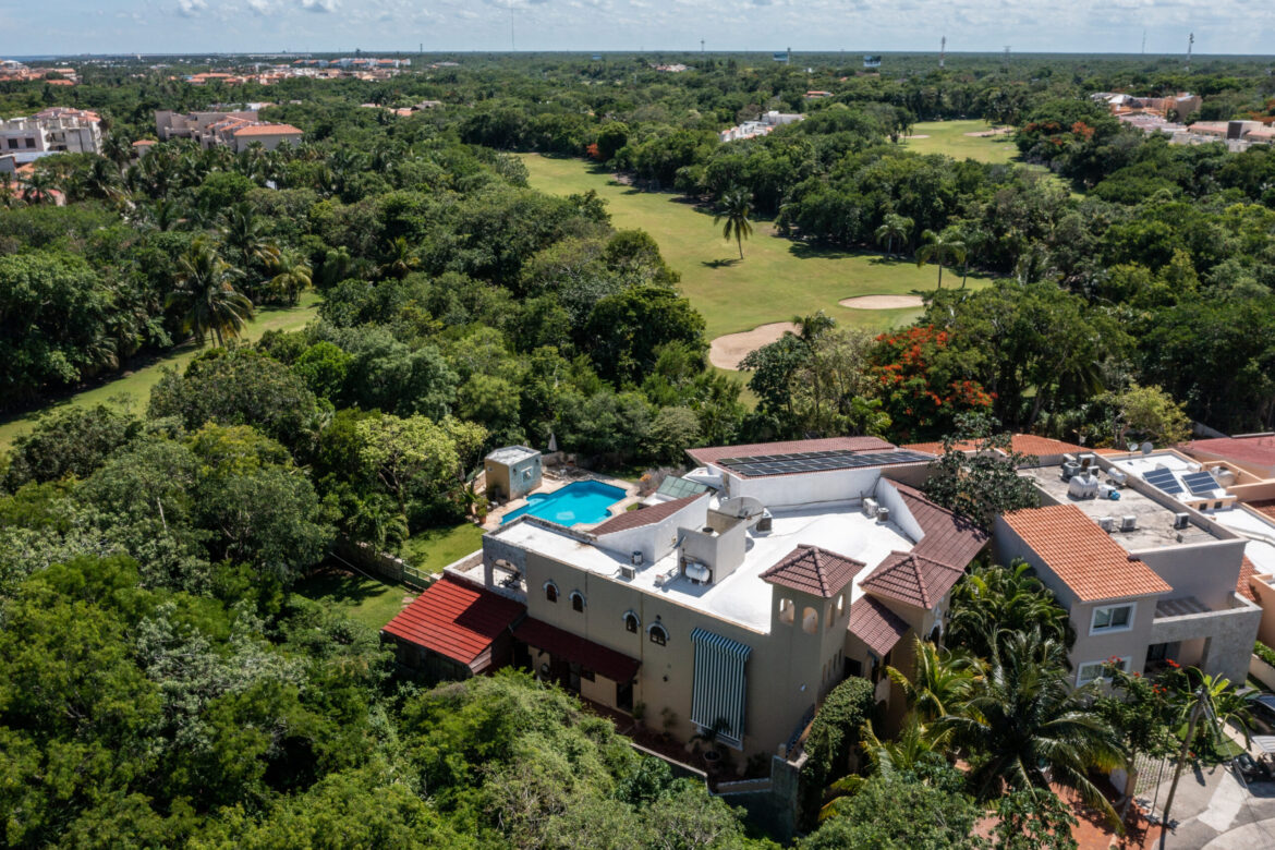 Luxurious 4-Bedroom Home Available for Purchase in Puerto Aventuras