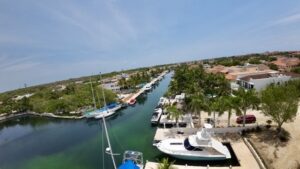 “Puerto Aventuras: tarifas de la marina, propiedad privada del muelle”