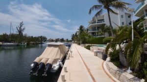 Barcos atracados en la Marina de Puerto Aventuras